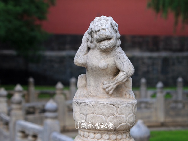 Đây là con sư tử duy nhất có dáng ngồi hai chân, một chân ôm đầu một chân ôm hạ bộ giống như một người chịu đau đớn. Ảnh: 刑警视觉
