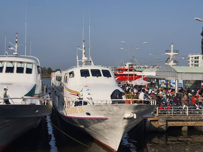 Dòng người chen chân ra đảo Phú Quốc, cảng Rạch Giá quá tải - Ảnh 1.