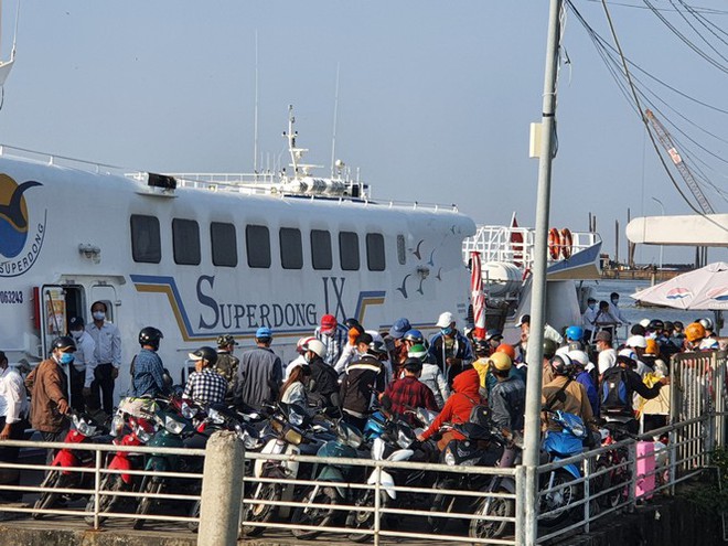 Dòng người chen chân ra đảo Phú Quốc, cảng Rạch Giá quá tải - Ảnh 2.