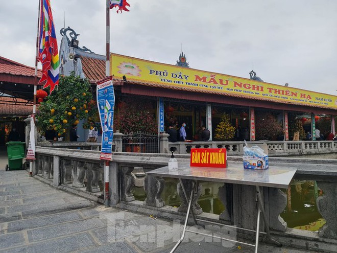 Đóng cửa chợ Viềng, người dân Nam Định vẫn nườm nượp đổ về cầu may - Ảnh 1.