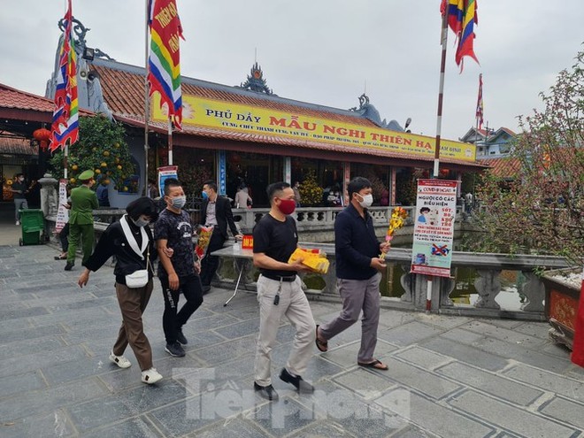 Đóng cửa chợ Viềng, người dân Nam Định vẫn nườm nượp đổ về cầu may - Ảnh 2.