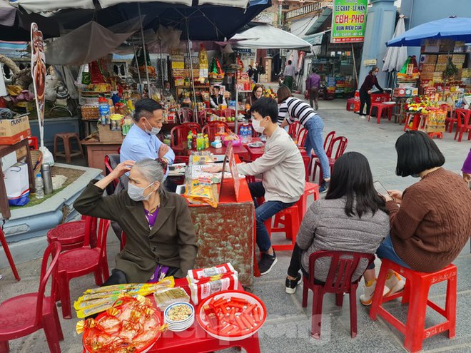 Đóng cửa chợ Viềng, người dân Nam Định vẫn nườm nượp đổ về cầu may - Ảnh 11.