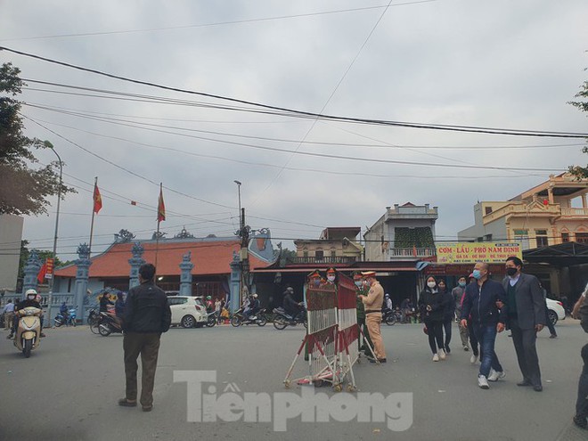 Đóng cửa chợ Viềng, người dân Nam Định vẫn nườm nượp đổ về cầu may - Ảnh 3.