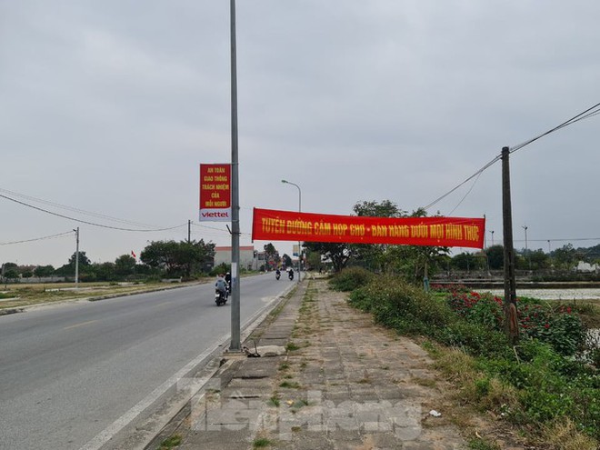 Đóng cửa chợ Viềng, người dân Nam Định vẫn nườm nượp đổ về cầu may - Ảnh 4.