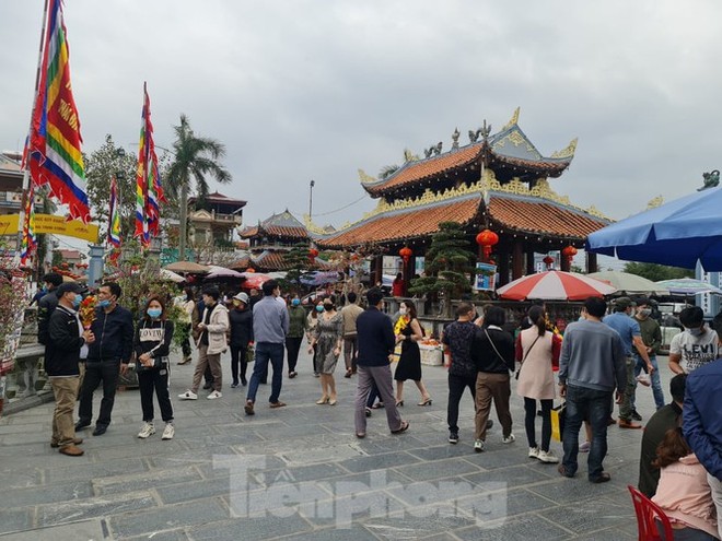 Đóng cửa chợ Viềng, người dân Nam Định vẫn nườm nượp đổ về cầu may - Ảnh 8.