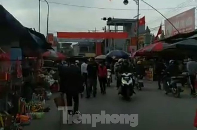 Đóng cửa chợ Viềng, người dân Nam Định vẫn nườm nượp đổ về cầu may - Ảnh 9.
