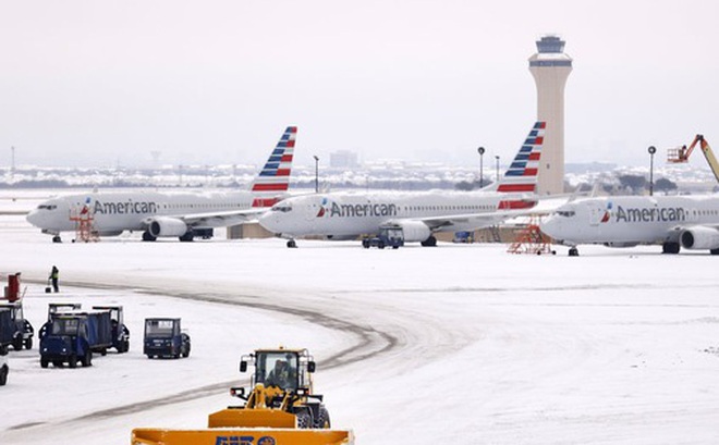 Các nhân viên dọn tuyết tại Sân bay Quốc tế Dallas-Fort Worth hôm 17-2. Ảnh: AP