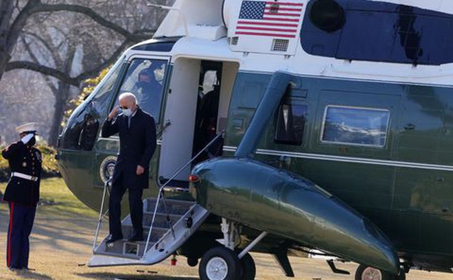 Tổng thống Mỹ Joe Biden chào một lính thủy đánh bộ sau khi hạ cánh xuống Nhà Trắng vào ngày 8 tháng 2 năm 2021.