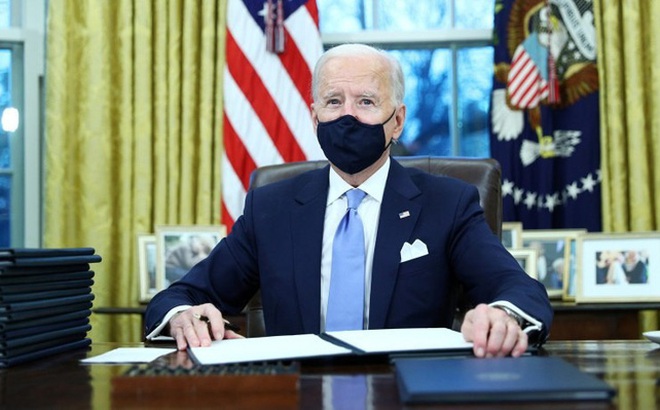 Tổng thống Mỹ Joe Biden ngày 20-1 ký hàng loạt sắc lệnh hành pháp đảo ngược chính sách của người tiền nhiệm. Ảnh: ABC News