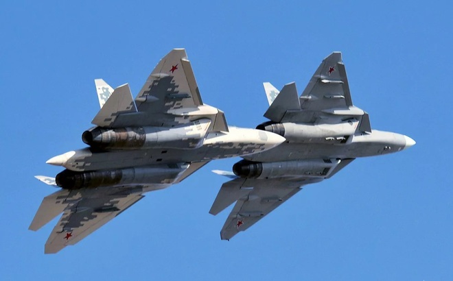 Su-57 đạt tốc độ bay siêu âm, vũ khí được giấu trong thân máy bay, bề mặt phủ lớp sơn hấp thụ sóng vô tuyến và được lắp đặt các trang thiết bị mới nhất. (Ảnh: RIA)