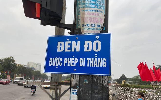 Xôn xao biển báo "Đèn đỏ được phép đi thẳng"