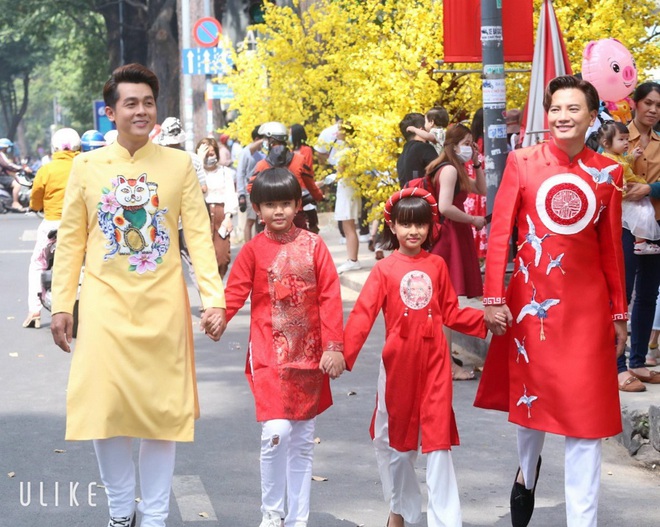 Hòa Hiệp - Bá Thắng diện áo dài xuống phố - Ảnh 1.