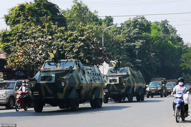 Hình ảnh xe bọc thép, binh sĩ Myanmar tuần tra khắp thủ đô sau chính biến - Ảnh 1.