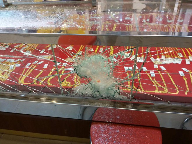 Vào cướp tiệm vàng, 4 tên cướp nện búa như bổ củi vào tủ kính, kết cục khiến chủ tiệm thở phào còn dân mạng cười đau bụng - Ảnh 4.