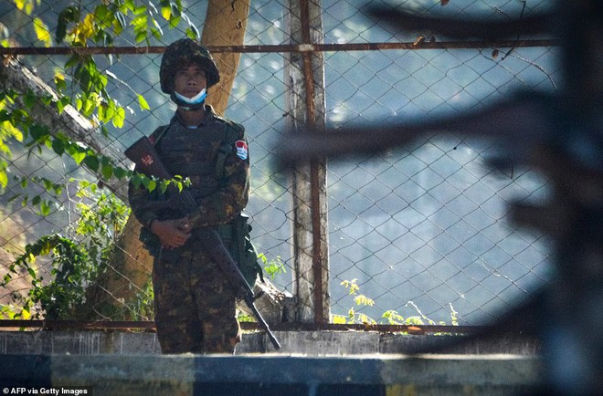 Hình ảnh xe bọc thép, binh sĩ Myanmar tuần tra khắp thủ đô sau chính biến - Ảnh 3.
