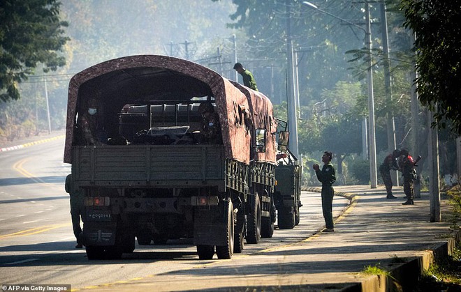 Hình ảnh xe bọc thép, binh sĩ Myanmar tuần tra khắp thủ đô sau chính biến - Ảnh 4.