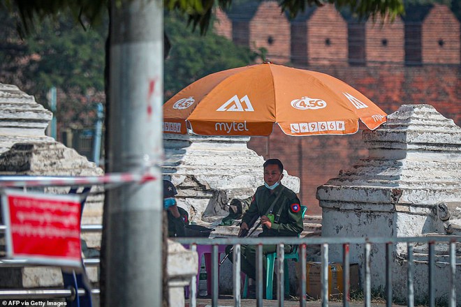 Hình ảnh xe bọc thép, binh sĩ Myanmar tuần tra khắp thủ đô sau chính biến - Ảnh 6.