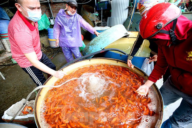 Tấp nập chợ cá lớn nhất Hà Nội trước ngày ông Công ông Táo - Ảnh 7.