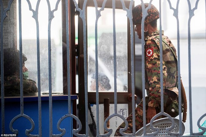 Hình ảnh xe bọc thép, binh sĩ Myanmar tuần tra khắp thủ đô sau chính biến - Ảnh 7.