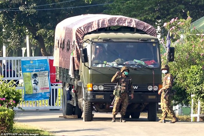 Hình ảnh xe bọc thép, binh sĩ Myanmar tuần tra khắp thủ đô sau chính biến - Ảnh 8.