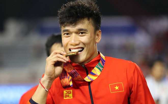 Lên đời siêu xe, thủ môn Bùi Tiến Dũng giàu tới mức nào?