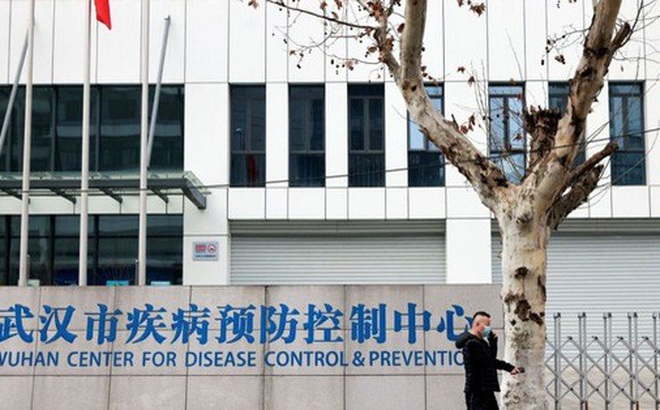 Nhóm chuyên gia WHO đến Trung tâm Kiểm soát và Phòng ngừa Dịch bệnh Trung Quốc tại Vũ Hán vào ngày 1-2. Ảnh: Reuters