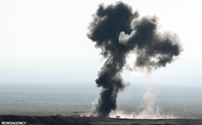 Khói bốc lên từ hiện trường một vụ không kích. Ảnh: MEHR