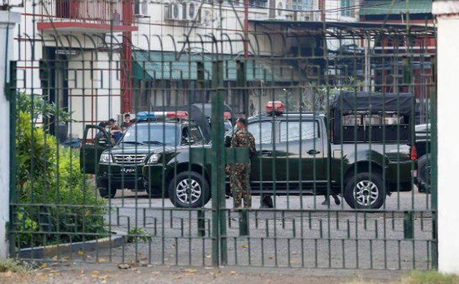 Binh sĩ và xe quân sự bên trong khu phức hợp Đài phát thanh và truyền hình nhà nước Myanmar, TP Yangon. Ảnh: EPA