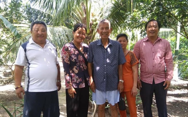 Ông Trương Vĩnh Trọng tiếp đón người dân khi đến tham quan khu vườn nhà ông