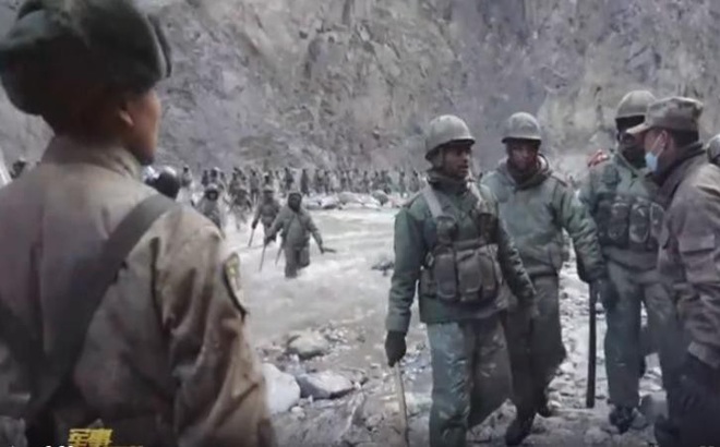 Hình ảnh binh lính hai nước, được cắt ra từ video.