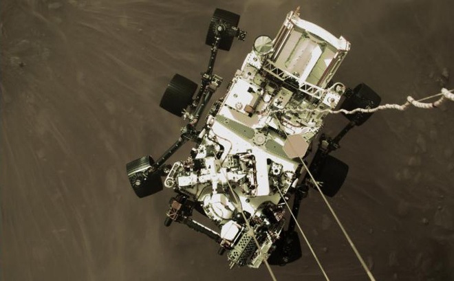 Bức ảnh cho thấy tàu Perservance ở trên không ngay trước khi chạm bánh xuống Sao Hỏa. Ảnh: NASA
