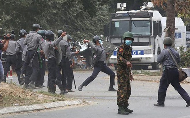 Cảnh sát trấn áp biểu tình ở TP Mandalay. Ảnh: Reuters