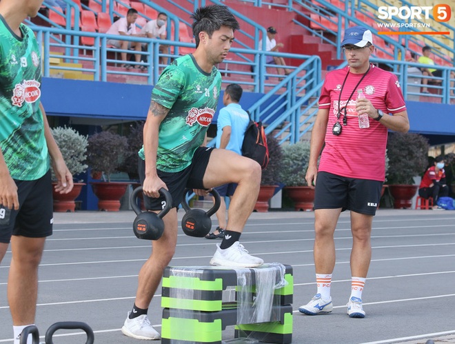 Bùi Tiến Dũng, Lee Nguyễn tươi cười dù chấn thương trong ngày tập đối kháng đầu tiên - Ảnh 3.