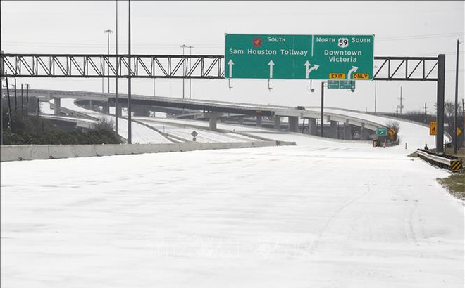 Một tuyến đường cao tốc bị đóng cửa do băng tuyết bao phủ dày đặc tại Houston, Texas, Mỹ, ngày 15/2/2021. Ảnh: THX/ TTXVN