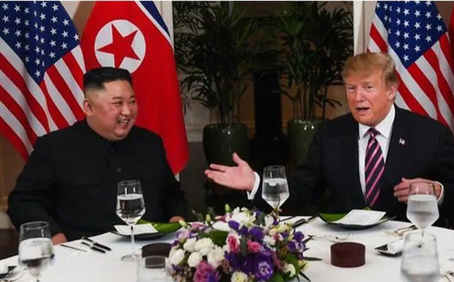 Chủ tịch Triều Tiên Kim Jong Un (trái) và Tổng thống Mỹ Donald Trump tại Hà Nội - Ảnh: AFP