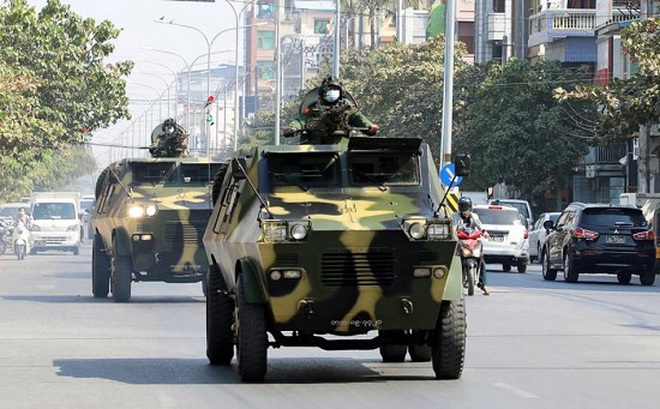 Các phương tiện được vũ trang của Quân đội Myanmar tiến vào thành phố nhằm kiểm soát tình hình Ảnh: Reuters