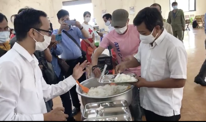 Đại gia bí ẩn thuê ông Đoàn Ngọc Hải phục vụ người nghèo 30 phút, trả công 60 triệu đồng - Ảnh 2. Đại gia bí ẩn thuê ông Đoàn Ngọc Hải phục vụ người nghèo 30 phút, trả công 60 triệu đồng - Ảnh 2.