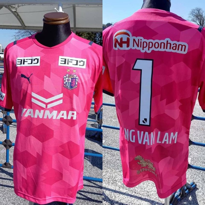 Áo đấu của Văn Lâm tại Cerezo Osaka có giá chát - Ảnh 1.