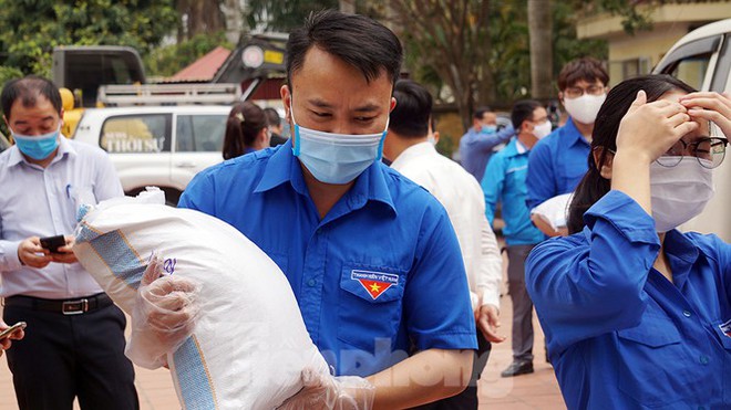 TP Hải Phòng tiếp tế gần 8 tấn gạo, thịt cho người dân khu phong tỏa - Ảnh 3.