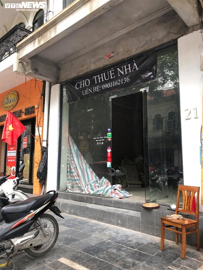  Hàng quán phố cổ Hà Nội nghỉ Tết kéo dài, khách sạn rao bán la liệt bằng tờ rơi  - Ảnh 10.