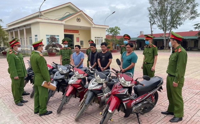Các đối tượng trộm cắp xe máy bị bắt giữ cùng tang vật tại trụ sở Công an huyện M'Drắk, tỉnh Đắk Lắk.