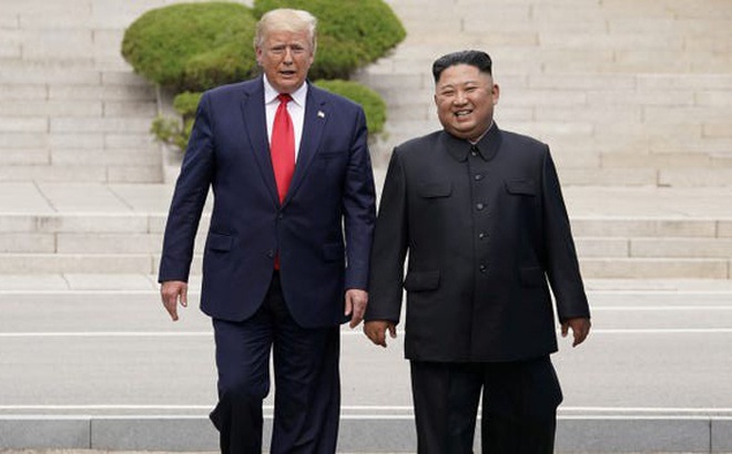 Tổng thống Trump và nhà lãnh đạo Triều Tiên Kim Jong Un gặp nhau tại Khu phi quân sự Triều Tiên ở Panmunjom, Hàn Quốc, vào ngày 30 tháng 6 năm 2019. Reuters