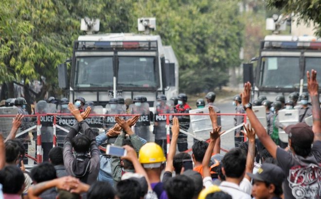 Nhiều người biểu tình phản đối chính biến ở thành phố Mandalay, Myanmar ngày 20/2. Ảnh: Reuters