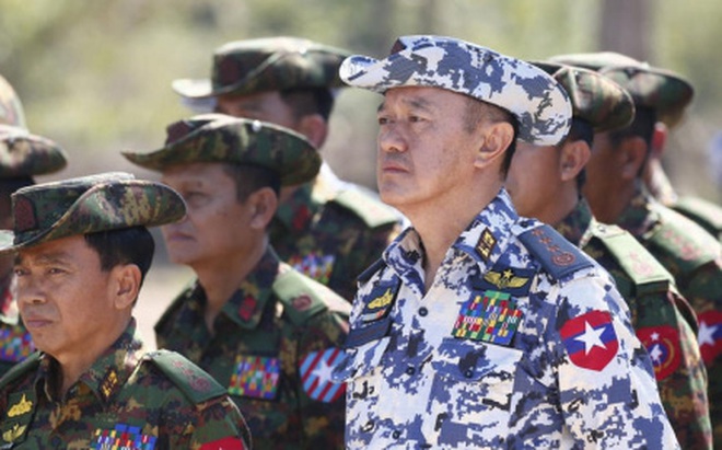 Tướng Maung Maung Kyaw (giữa). Ảnh: AFP