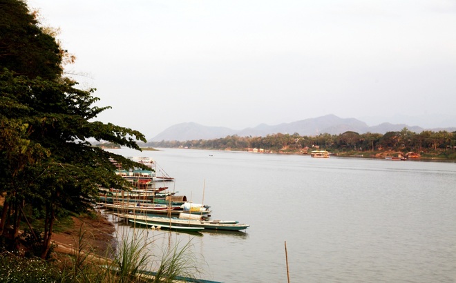 Sông Mekong đoạn chảy qua thành phố Luang Pra bang - Lào.