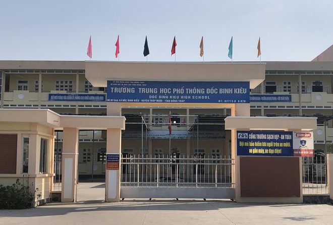 Vụ xông vào trường bắt học sinh ở Đồng Tháp: Mâu thuẫn giữa 2 nhóm thanh niên nên kéo hội đi trả thù? - Ảnh 1.