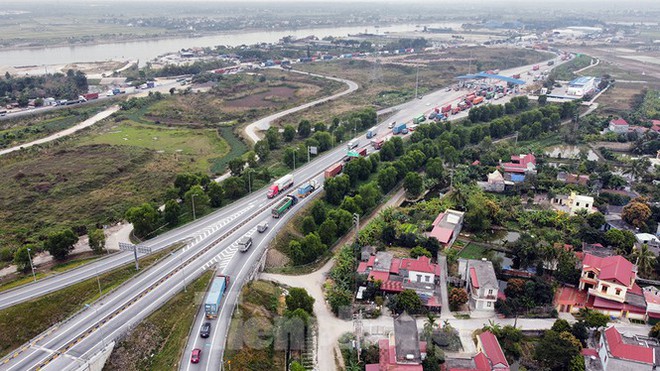 Xe tải, container nối đuôi hàng km trên cao tốc Hà Nội - Hải Phòng chờ khai báo y tế - Ảnh 3.