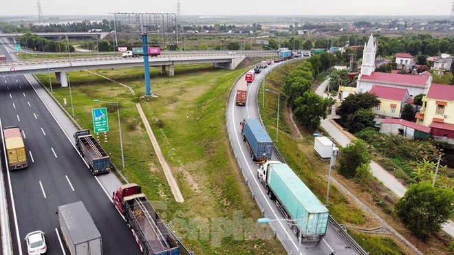 Xe tải, container nối đuôi hàng km trên cao tốc Hà Nội - Hải Phòng chờ khai báo y tế - Ảnh 4.