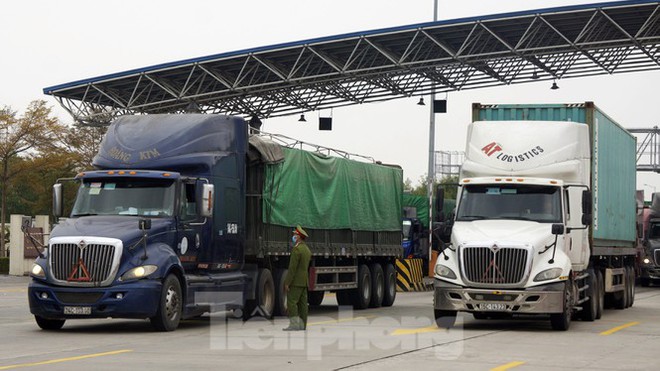 Xe tải, container nối đuôi hàng km trên cao tốc Hà Nội - Hải Phòng chờ khai báo y tế - Ảnh 6.
