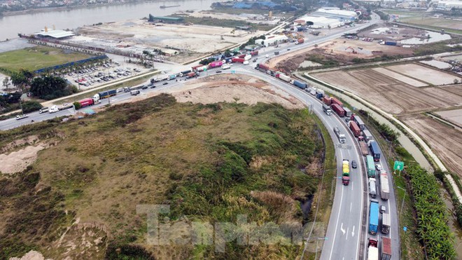 Xe tải, container nối đuôi hàng km trên cao tốc Hà Nội - Hải Phòng chờ khai báo y tế - Ảnh 9.